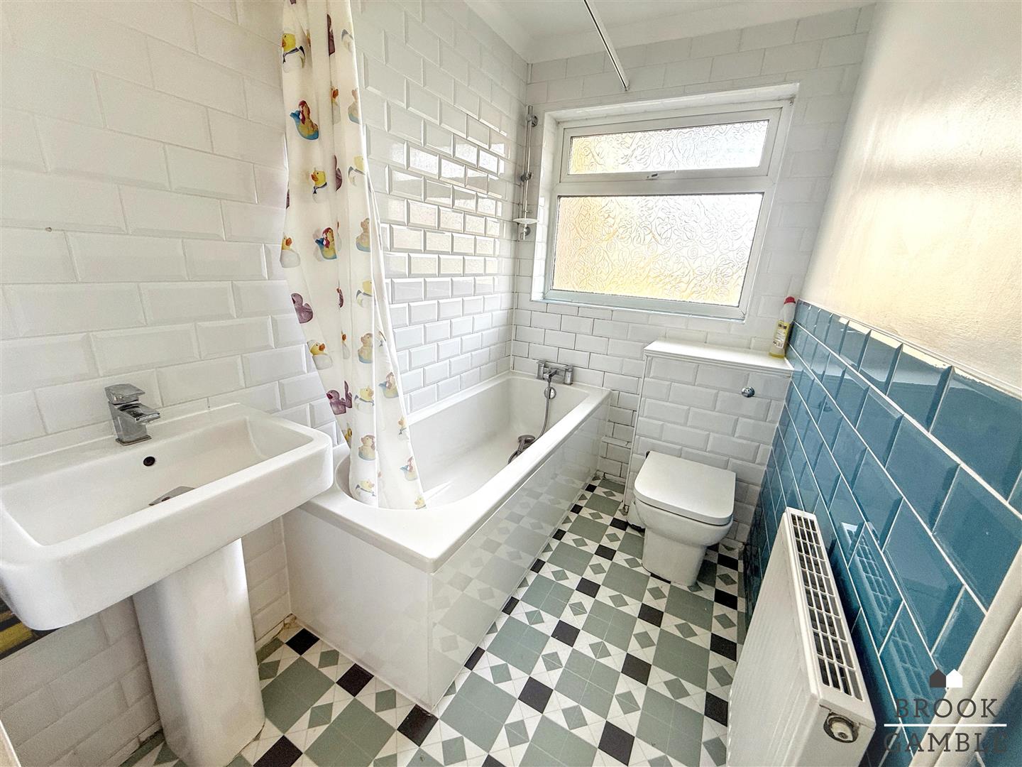 2 Bedroom Bungalow. Bailey Crescent in Eastbourne,  18